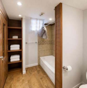 Modern 2-Bedroom Suite, 3-Min Walk to C-Train & Shopping