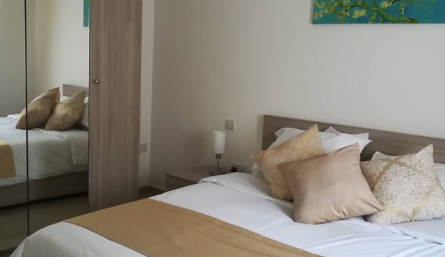 Modern 2 Bedroom Suite with Kitchen, A/C and Ample Parking
