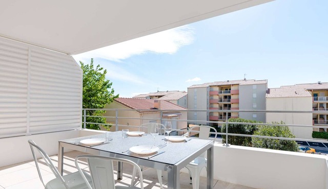 Modern 2-BR Apt, A/C, Balcony, near Beach, Parking & WIFI