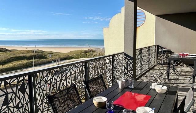 Modern 2-Bedroom Apartment with Terrace and Stunning View, 50m from the Beach