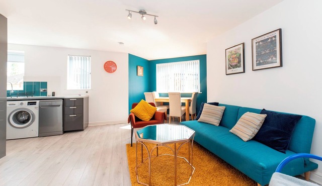 Modern 2-Bed Apartment Near Kingston - Pass the Keys