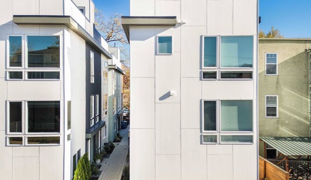 Modern 2024-Built Townhome | Near Hospitals & DT