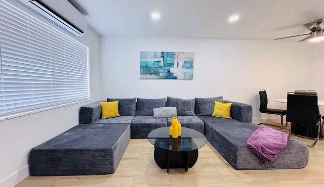 Modern 2BDx2BTH in HOLLYWOOD with Parking, Washer Drier, AC, High Speed WIFI