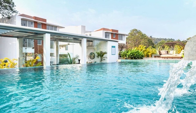 Modern 2bhk w Pool Access 5km to Coco Beach