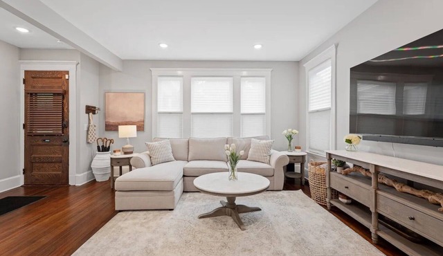 Modern 2BR/2BA apartment near Yale & downtown. Enjoy a private, comfortable stay with full amenities ideal for work, travel, or extended stays.