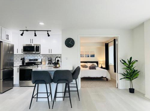 Modern 2Br-2Ba Belltown Condo with Free Garage Parking