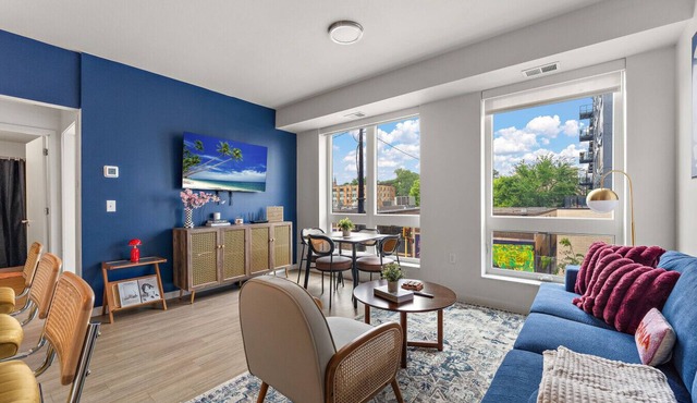 Modern 2BR/2BA with Parking near Downtown