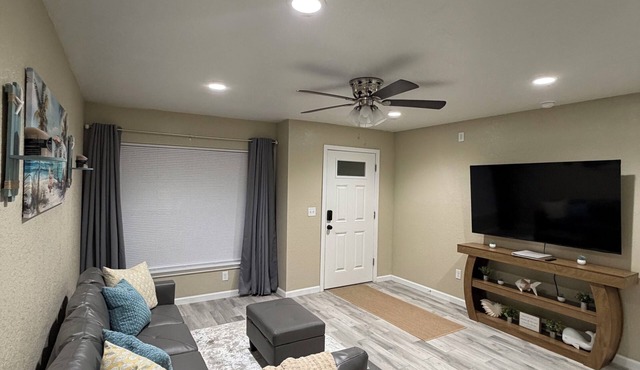 Modern 2BR/2Bath Minutes to WEC & FAST