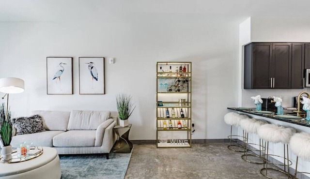 Modern 2BR Apartment – Near Casino & FLL Airport