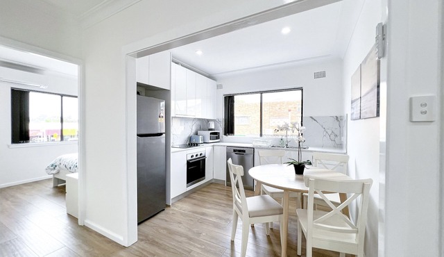 Modern 2BR Apartment in Ingleburn | Walk to Station, Shops & Dinning