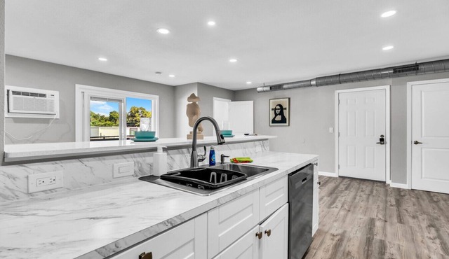 Modern 2BR Apartment Near Texas Live Entertainment