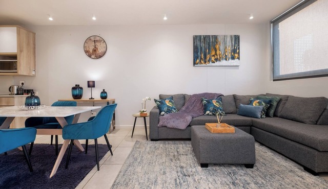 Modern 2BR Apartment with Pool and Gas Braai