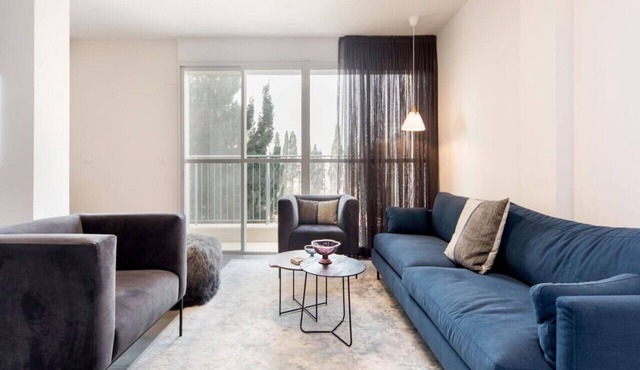Modern 2BR Apt w Private Parking in City Center