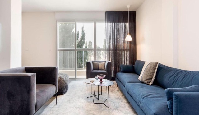 Modern 2BR Apt w Private Parking in City Center