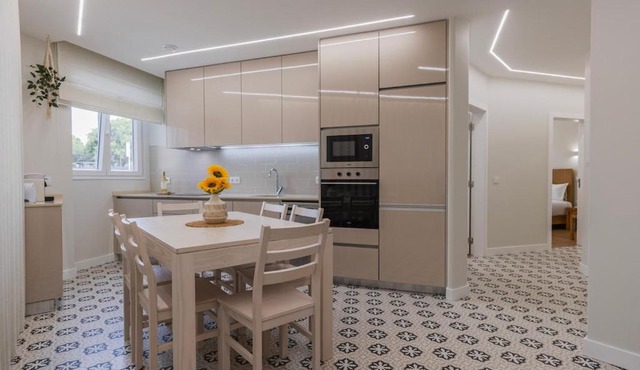 Modern 2BR Apt with Patio & AC - 0E