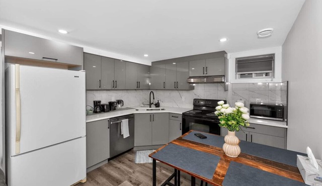 Modern 2BR Basement Suite Near Downtown & Airport, SAIT, UofC | Ideal for Business Travel & Stampede Stays