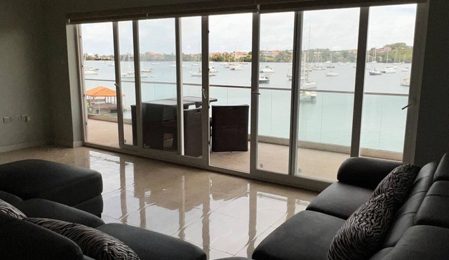 Modern 2BR Beachside Apartment with Rooftop, Pool & Gym – Lance aux Épines