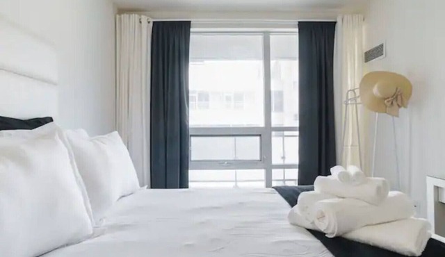 Modern 2BR Condo w/Private Balcony in Downtown
