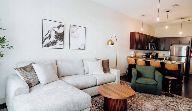 Modern 2BR Downtown Stay | Cozy & Bright