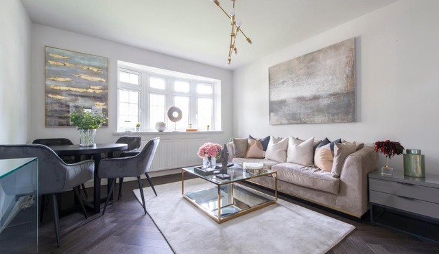 Modern 2BR Flat with 3 Beds Urban Getaway - Cherry