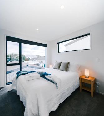 Modern 2BR Home in Merivale, Close to One New Zealand, CBD