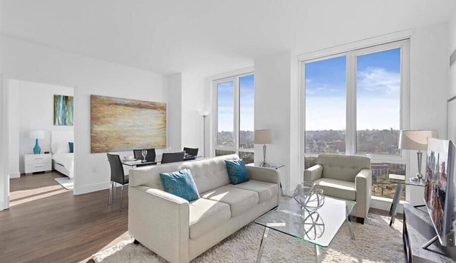 Modern 2BR in Downtown| Clubhouse + Gym | Parking