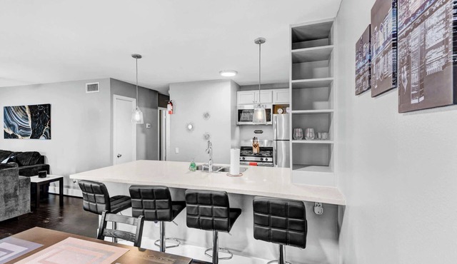 Modern 2BR Montrose Walkable Parking Crib