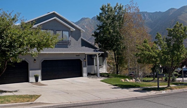 Modern 2BR Mountain Escape King Bed & Workspace