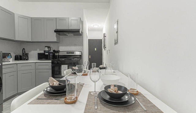 Modern 2BR Near LaGuardia & Subways
