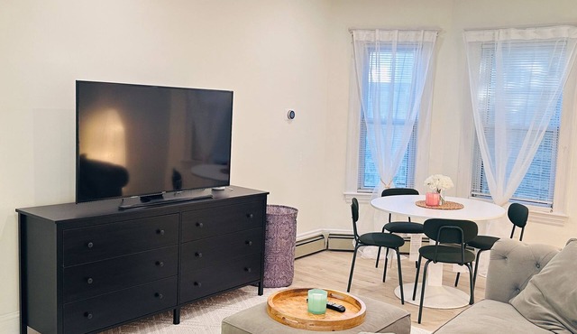 Modern 2BR near subway & parking available