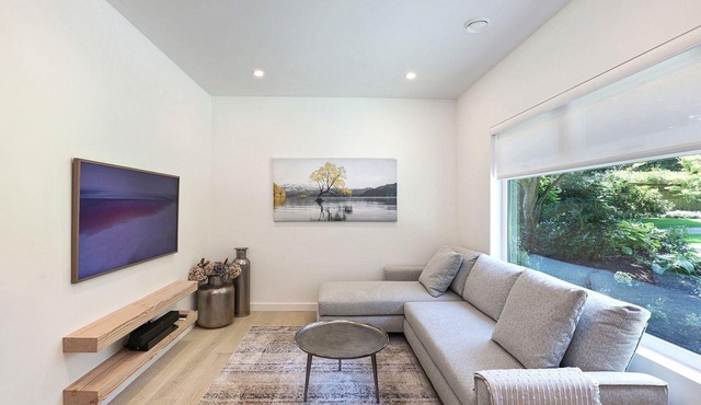 Modern 2BR oceanfront apartment for sun, ski or mountain biking!