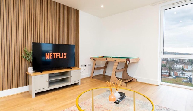 Modern 2BR Penthouse - Extended Stays, Free Parking & Fast Wi-Fi