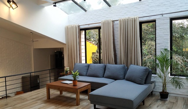 Modern 2BR Skylit Penthouse w/Open Pvt Terrace. 7 mins walk to Vagator Beach