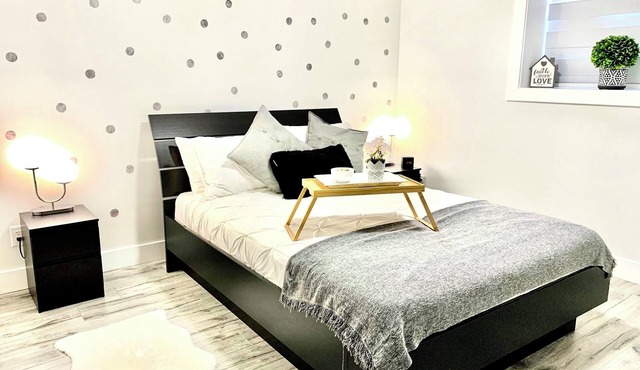 Modern 2BR Suite with Kitchen, Close to Vancouver, Pet Friendly