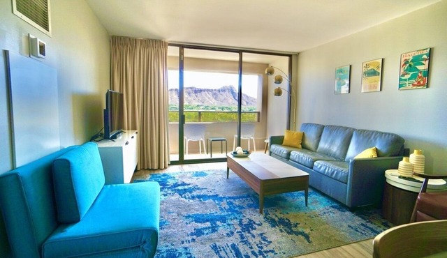 Modern 2BR w/Diamond Head view, beach, FREE parking, king bed, pool, gym,& more!