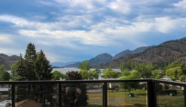Modern 2BR w/Rooftop Sauna, BBQ & Lake Views