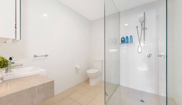 Modern 2BR | Walk to Metro & MQ Centre | Parking