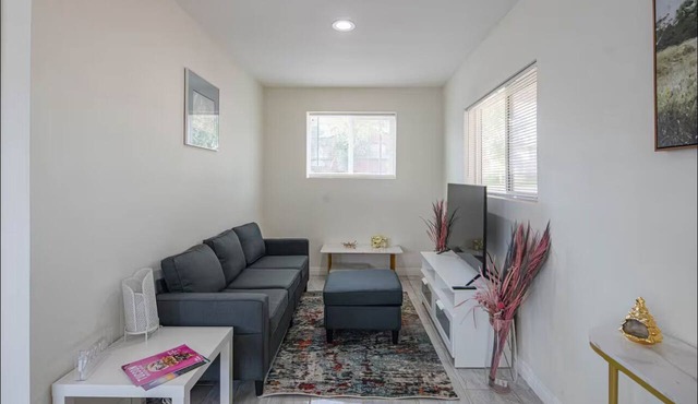 Modern 2BR with Pool & Near Phoenix Raceway