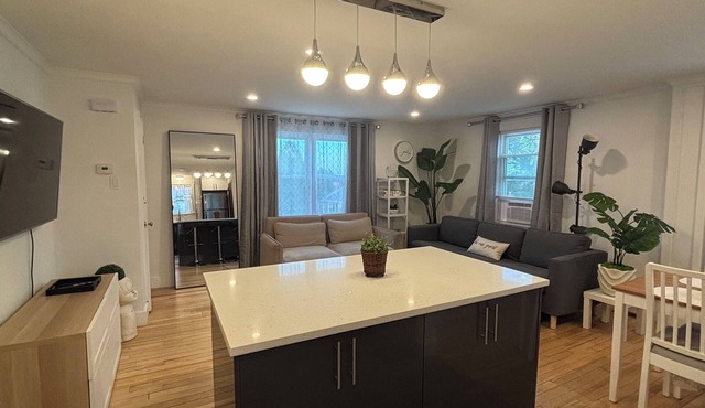 Modern 3 Bd Oasis, Convenient city living w/parking