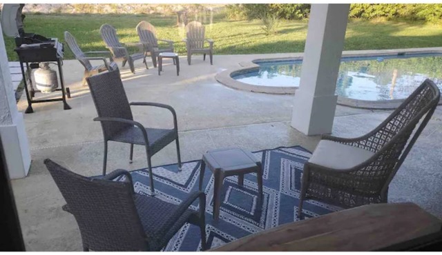 Modern 3 bdrm house 5 min to beach & downtown with private pool