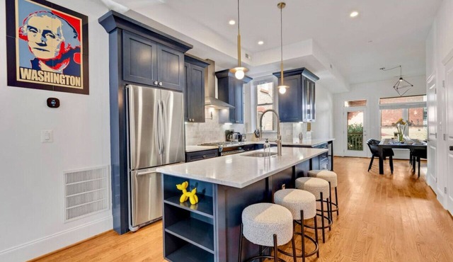 Modern 3 Bed Luxe Rowhome w Patio ideal for Groups