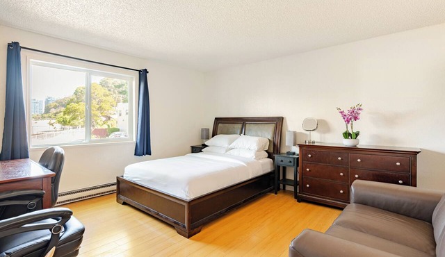 Modern 3-Bedroom 2 Bathroom 6 Beds Suite with AC, Perfect for Family and Work