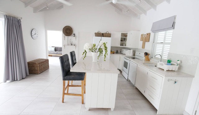 Modern 3 bedroom with pool, 5 minute walk to beach