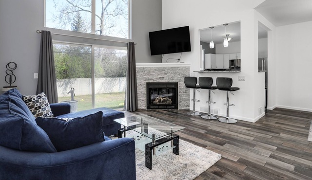 Modern 3 Level Condo Sleeps 7 Near Royal Oak
