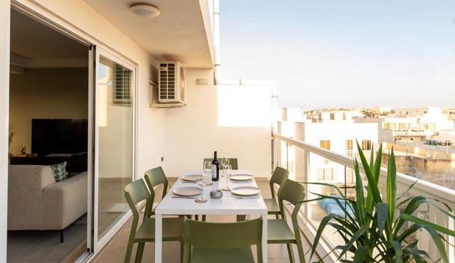 Modern 3BD Spacious Apartment with Terrace - Close to Yacht Marina
