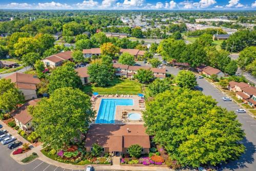 Modern 3BR 2 bathroom Near High Point University & Market Sleeps 6