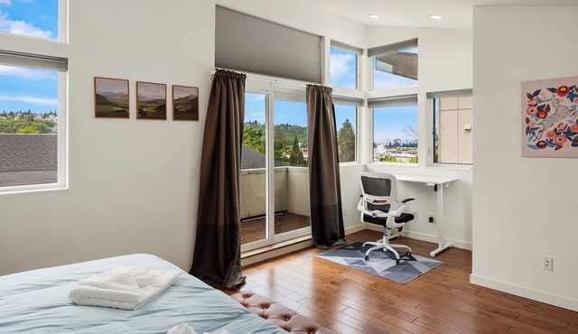Modern 3BR/2BA Seattle Home: Spacious, Family-Friendly & Parking Included