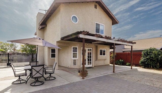 Modern 3BR Bay Stay: pet/family-friendly, yard, parking, W/D, near hospitals