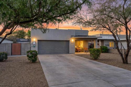 Modern 3BR Central Phoenix Home with Private Yard