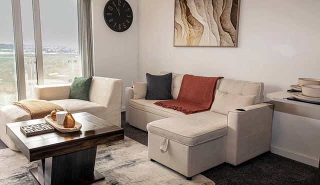 Modern 3BR Flat for 8 Near City Centre